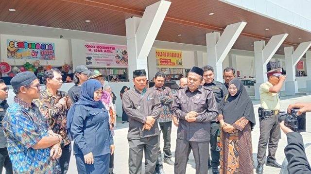 Ketua DPRD Kukar Ahmad Yani bersama Wakil Ketua III Aini Faridah serta Plt. Kepala Disperindag Kukar Sayid Fathullah saat melakukan inspeksi di Pasar Tangga Arung Square. (Lingkar Kaltim/M. As'ari)