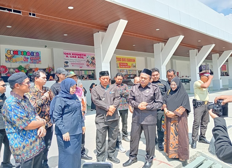 Ketua DPRD Kukar Ahmad Yani bersama Wakil Ketua III Aini Faridah serta Plt. Kepala Disperindag Kukar Sayid Fathullah saat melakukan inspeksi di Pasar Tangga Arung Square. (Lingkar Kaltim/M. As'ari)