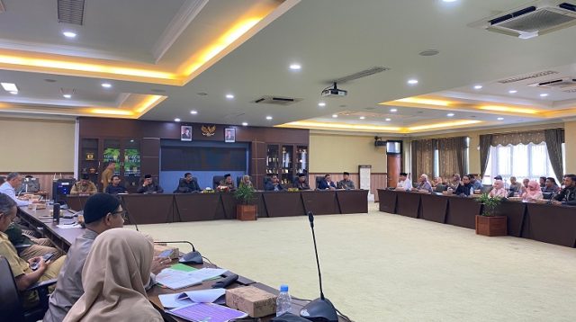 RDP Warga Kecamatan Samboja bersama OIKN. (Lingkar Kaltim/M. As'ari)