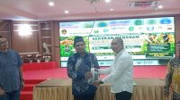 Simbolis penyerahan bibit tanaman. (Lingkar Kaltim/M. As'ari)