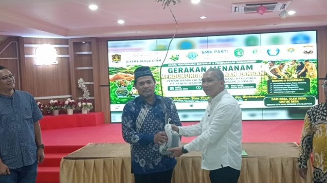Simbolis penyerahan bibit tanaman. (Lingkar Kaltim/M. As'ari)