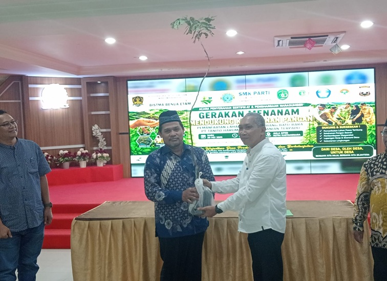 Simbolis penyerahan bibit tanaman. (Lingkar Kaltim/M. As'ari)