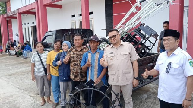 Penyerahan simbolis Alsintan yang diberikan Bupati Kukar dr. Aulia Rahman Basri kepada para petani. (Lingkar Kaltim/M. As'ari)