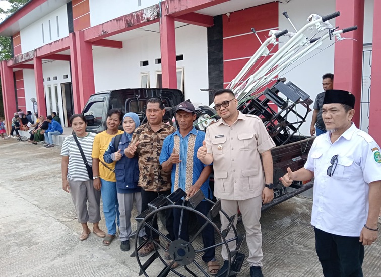Penyerahan simbolis Alsintan yang diberikan Bupati Kukar dr. Aulia Rahman Basri kepada para petani. (Lingkar Kaltim/M. As'ari)