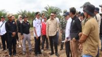 Bupati Kukar dr. Aulia Rahman Basri saat meninjau lokasi pembukaan jalan. (Kukar Paper)