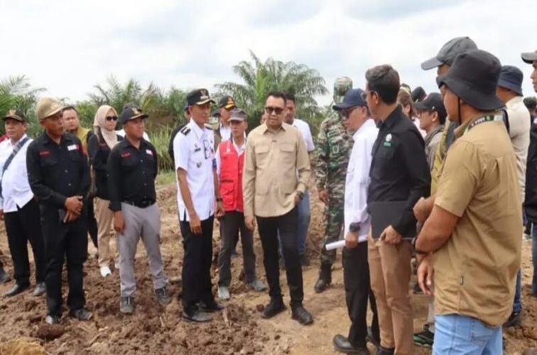 Bupati Kukar dr. Aulia Rahman Basri saat meninjau lokasi pembukaan jalan. (Kukar Paper)