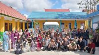 Foto bersama keluarga besar SLB Negeri Tenggarong bersama Bupati Kukar dr. Aulia Rahman Basri dengan unit bus sekolah (di belakang). (Lingkar Kaltim/M. As'ari)
