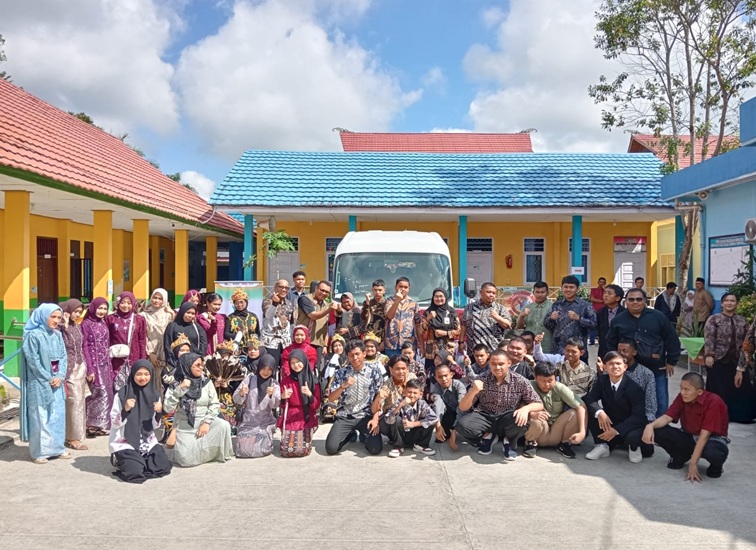 Foto bersama keluarga besar SLB Negeri Tenggarong bersama Bupati Kukar dr. Aulia Rahman Basri dengan unit bus sekolah (di belakang). (Lingkar Kaltim/M. As'ari)