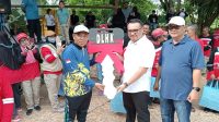 Bupati Kukar dr. Aulia Rahman Basri didampingi Plt. Kepala DLHK Kukar Slamet Hadi Raharjo menyerahkan secara simbolis unit kendaraan untuk petugas kebersihan Pasukan Merah Putih. (Lingkar Kaltim/M. As'ari)