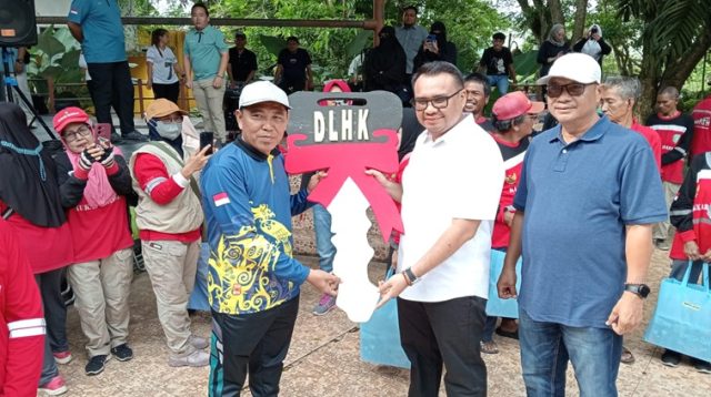 Bupati Kukar dr. Aulia Rahman Basri didampingi Plt. Kepala DLHK Kukar Slamet Hadi Raharjo menyerahkan secara simbolis unit kendaraan untuk petugas kebersihan Pasukan Merah Putih. (Lingkar Kaltim/M. As'ari)