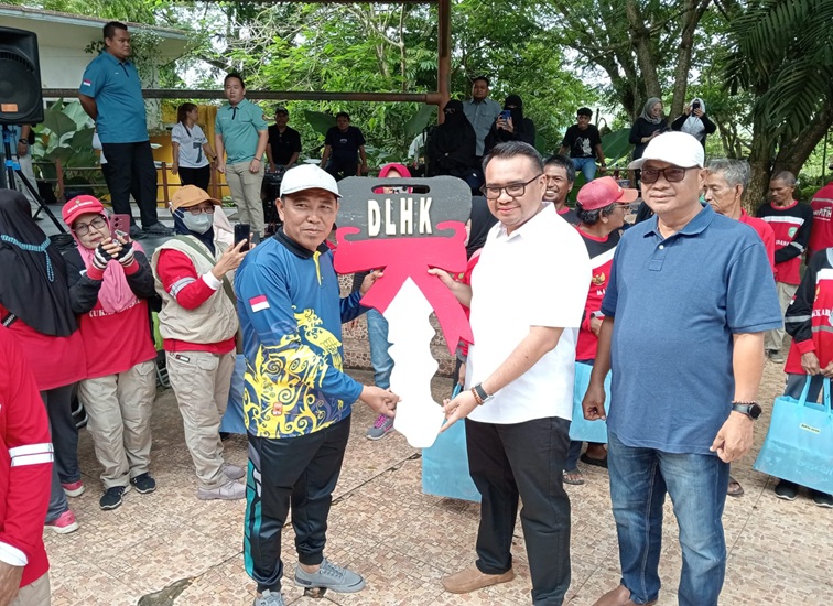 Bupati Kukar dr. Aulia Rahman Basri didampingi Plt. Kepala DLHK Kukar Slamet Hadi Raharjo menyerahkan secara simbolis unit kendaraan untuk petugas kebersihan Pasukan Merah Putih. (Lingkar Kaltim/M. As'ari)