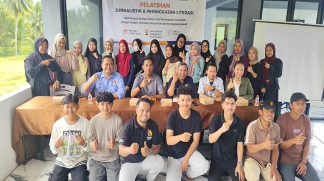 Foto bersama PWI Kukar dan peserta pelatihan jurnalistik di Sekretariat Pokdarwis Pantai Biru, Kecamatan Marangkayu.
