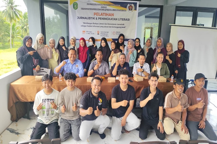 Foto bersama PWI Kukar dan peserta pelatihan jurnalistik di Sekretariat Pokdarwis Pantai Biru, Kecamatan Marangkayu.