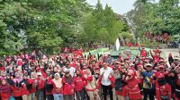 Bupati Kukar bersama para petugas kebersihan Pasukan Merah Putih. (Lingkar Kaltim/M. As'ari)