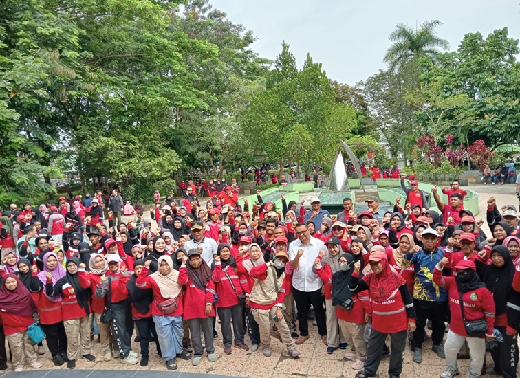 Bupati Kukar bersama para petugas kebersihan Pasukan Merah Putih. (Lingkar Kaltim/M. As'ari)