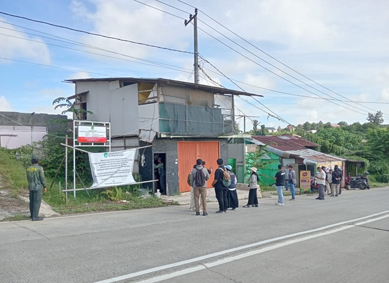 Rombongan Satpol-PP Kukar bersama Pemerintah Kelurahan Baru yang akan melakukan pembongkaran. (Lingkar Kaltim/M. As'ari)