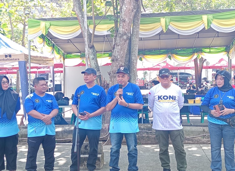 Ketua IPF Kukar Ahmad Yani bersama Asisten III Setdakab Kukar Dafip Haryanto, Kepala Dispora Aji Ali Husni, serta Ketua KONI Kukar Chairil Anwar. (Lingkar Kaltim/M. As'ari)