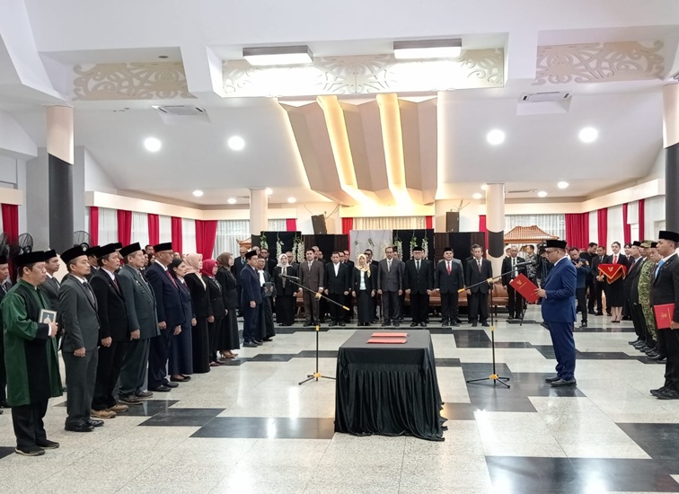 Belasan pejabat yang dilantik oleh Bupati Kukar dr. Aulia Rahman Basri. (Lingkar Kaltim/M. As'ari)