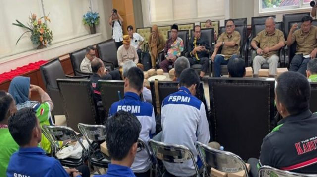 Audiensi serikat buruh, perwakilan perusahaan, serta Dinas Transmigrasi dan Tenaga Kerja (Distransnaker) Kukar di Ruang Eksekutif Kantor Bupati. (Lingkar Kaltim/M. As'ari)