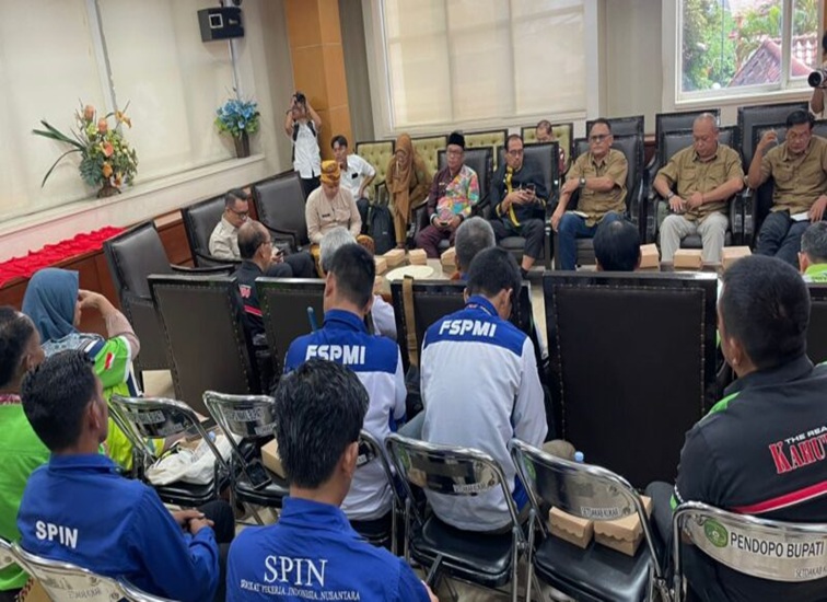 Audiensi serikat buruh, perwakilan perusahaan, serta Dinas Transmigrasi dan Tenaga Kerja (Distransnaker) Kukar di Ruang Eksekutif Kantor Bupati. (Lingkar Kaltim/M. As'ari)