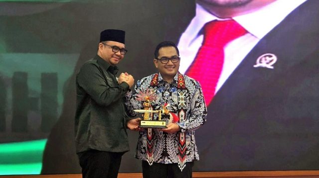 Ketua Komisi II DPR RI Rifqizamy Karsayuda bersama Bupati Kukar dr. Aulia Rahman Basri. (Lingkar Kaltim/M. As'ari)