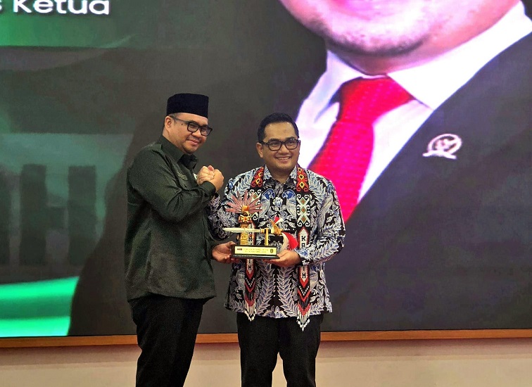 Ketua Komisi II DPR RI Rifqizamy Karsayuda bersama Bupati Kukar dr. Aulia Rahman Basri. (Lingkar Kaltim/M. As'ari)