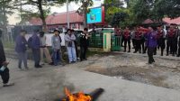 Mahasiswa yang melakukan aksi demonstrasi di Kantor DLHK Kukar. (Lingkar Kaltim/M. As'ari)