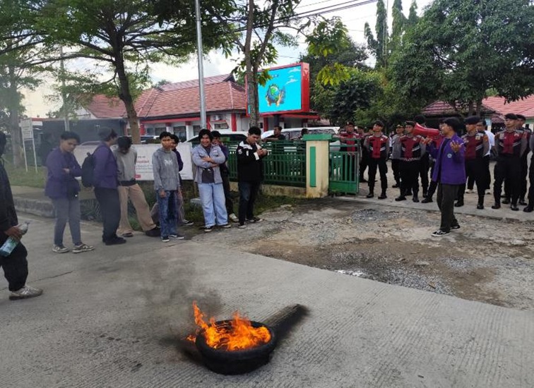 Mahasiswa yang melakukan aksi demonstrasi di Kantor DLHK Kukar. (Lingkar Kaltim/M. As'ari)