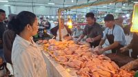 Supre penjual ayam di pasar gerbang raja mangkurawang memotong ayam pembeli, Kamis (4/6/26). (Dilla/Lingkarkaltim)