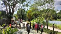 Petugas gabungan saat memotong dahan pohon yang tumbang di Desa Bukit Raya, Senin (22/6/2026). (Doc. Damkar Kukar)