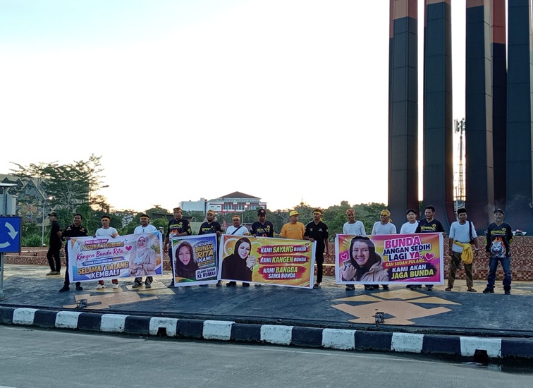 Warga Tenggarong yang membentangkan spanduk menyambut kepulangan mantan Bupati Kukar, Rita Widyasari. (Lingkar Kaltim/M. As'ari)