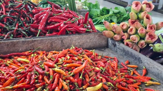 Bahan pokok penting yang dijual Irmawati pedagang pasar Mangkurawang, Kamis (4/6/26).