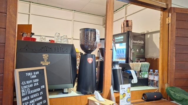 Kafe Kopi Tana, Gang Koni Jalan Mulawarman, Tenggarong, Sabtu (13/6/26). (Dilla/lingkarkaltim)