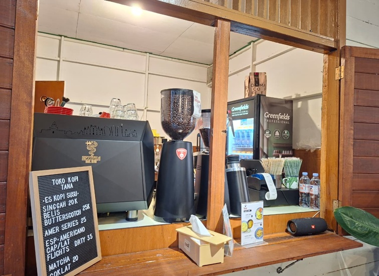 Kafe Kopi Tana, Gang Koni Jalan Mulawarman, Tenggarong, Sabtu (13/6/26). (Dilla/lingkarkaltim)