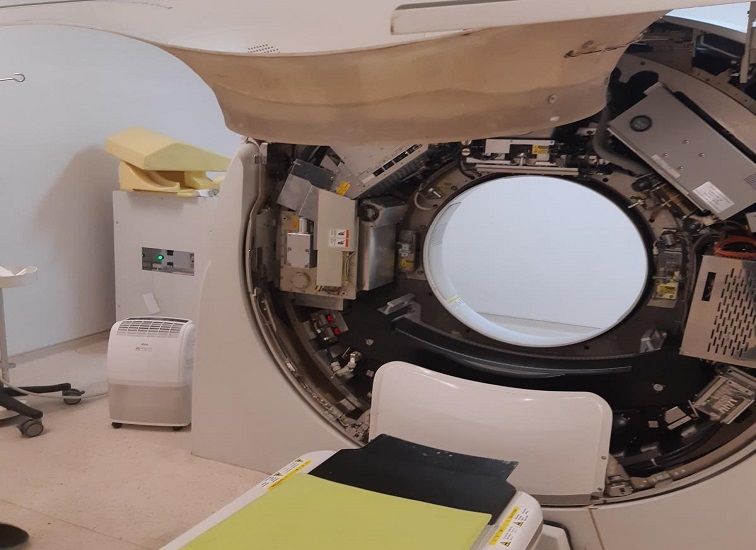 1 lot Scrap/Limbah Padat eks alat kesehatan CT Scan Merk Hitachi Japan Type Scenaria 128 slices (Kondisi Rusak Berat) dari RSUD A.M. Parikesit, Senin (29/6/26). (Doc. BPKAD Kukar)