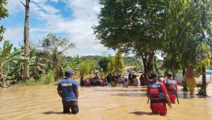 Kondisi Banjir di KM 8 Jalur 2 Tenggarong-Samarinda KM8, Selasa (9/6/26). (Doc. Damkar Matan Kukar).