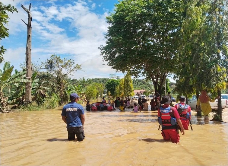 Kondisi Banjir di KM 8 Jalur 2 Tenggarong-Samarinda KM8, Selasa (9/6/26). (Doc. Damkar Matan Kukar).