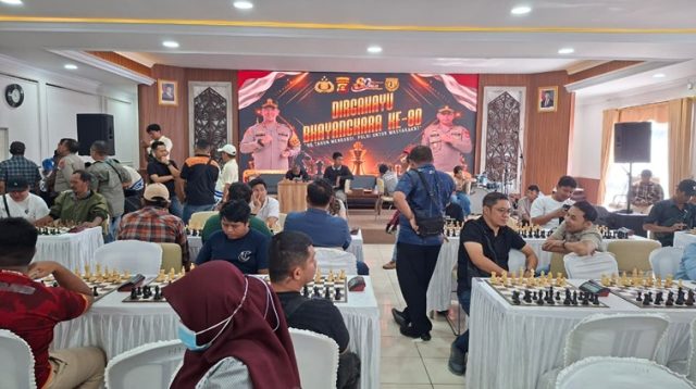 Para peserta catur kategori Anak hingga Dewasa, Gedung Aula Catur Prasetya Lantai 3, Mapolres Kukar, pada Sabtu (27/6/2026). (Dilla/lingkarkaltim)