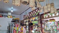 Accesoris Khas Dayak yang dijual di toko Ovi Galery, Dekranasda, Jalan Pattimura, Tenggarong, Jumat (12/6/26). (Dilla/Lingkarkaltim)