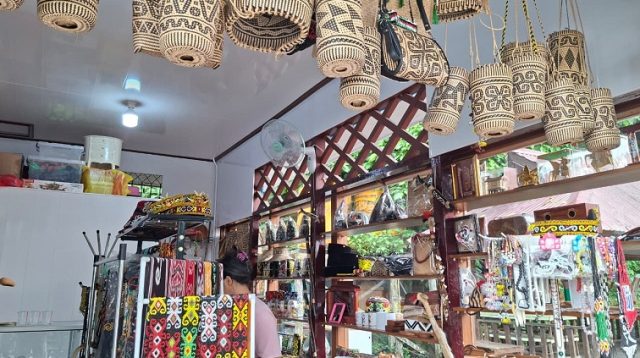 Accesoris Khas Dayak yang dijual di toko Ovi Galery, Dekranasda, Jalan Pattimura, Tenggarong, Jumat (12/6/26). (Dilla/Lingkarkaltim)
