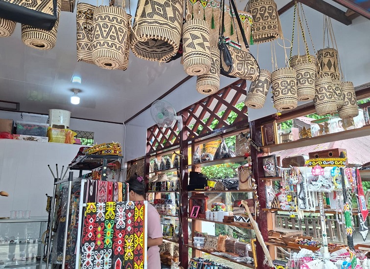 Accesoris Khas Dayak yang dijual di toko Ovi Galery, Dekranasda, Jalan Pattimura, Tenggarong, Jumat (12/6/26). (Dilla/Lingkarkaltim)