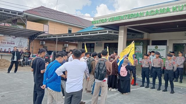 Demonstrasi PMII Kukar di depan Kantor Kemenag Kukar. (Lingkar Kaltim/M. As'ari)
