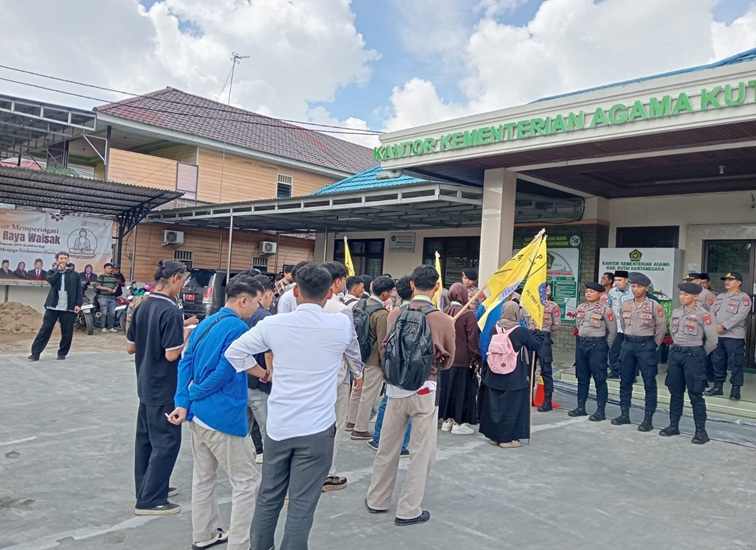 Demonstrasi PMII Kukar di depan Kantor Kemenag Kukar. (Lingkar Kaltim/M. As'ari)