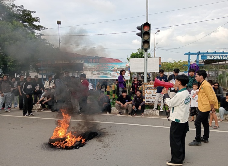 Aksi Mimbar Bebas BEM Unikarta bersama Aliansi Rakyat Kaltim di Kabupaten Kukar. (Lingkar Kaltim/M. As'ari)
