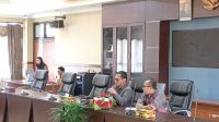 Ketua Komisi II DPRD Kukar, Eko Wulandanu saat memimpin RDP, didampingi Anggota Komisi II, Rahmad Darmawan. (Lingkar Kaltim/M. As'ari)