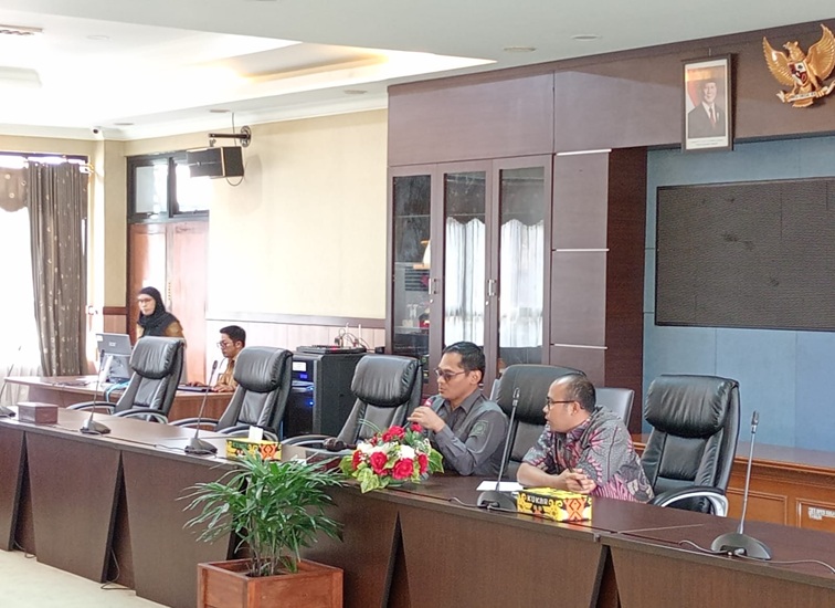 Ketua Komisi II DPRD Kukar, Eko Wulandanu saat memimpin RDP, didampingi Anggota Komisi II, Rahmad Darmawan. (Lingkar Kaltim/M. As'ari)