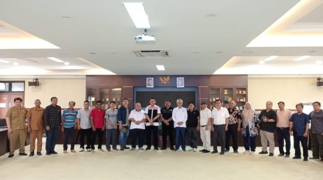 Foto bersama usai RDP gugaan pencemaran lingkungan di Sungai Pleo Kecamatan Tabang dan Sungai Penoon Kecamatan Kembang Janggut. (Lingkar Kaltim/M. As'ari)