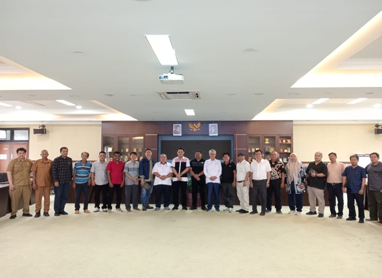 Foto bersama usai RDP gugaan pencemaran lingkungan di Sungai Pleo Kecamatan Tabang dan Sungai Penoon Kecamatan Kembang Janggut. (Lingkar Kaltim/M. As'ari)