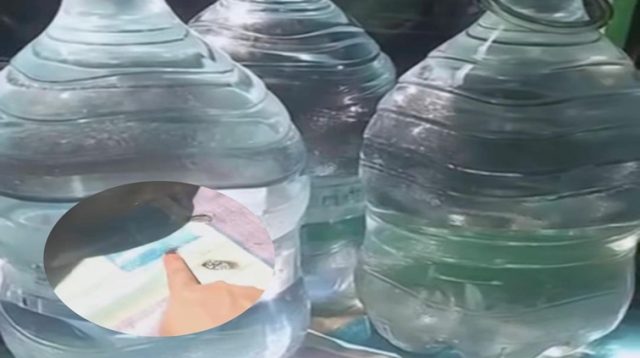 Santi memperlihatkan Air galon terpantul cahaya matahari dan sedikit membakar karpet plastik, Kota Bangun Seberang, Sabtu (20/6/26). (Doc. Screenshot Video Santi)