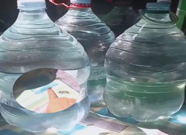 Santi memperlihatkan Air galon terpantul cahaya matahari dan sedikit membakar karpet plastik, Kota Bangun Seberang, Sabtu (20/6/26). (Doc. Screenshot Video Santi)